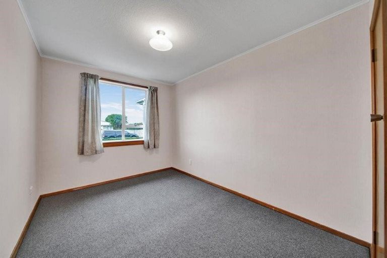 Photo of property in 8 Bone Crescent, Hawera, 4610