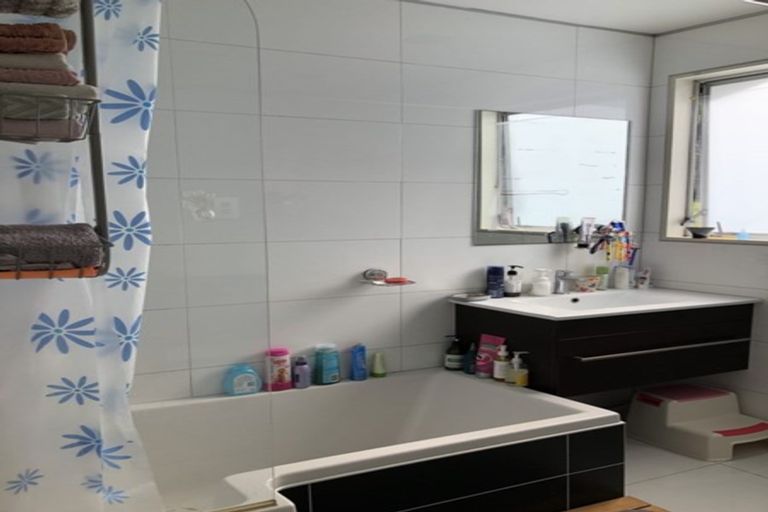 Photo of property in 37 Trias Road, Totara Vale, Auckland, 0629