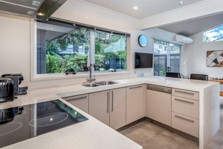 Photo of property in 42 Ravenwood Drive, Forrest Hill, Auckland, 0620