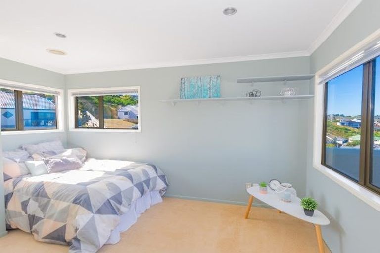 Photo of property in 42 Dress Circle, Newlands, Wellington, 6037