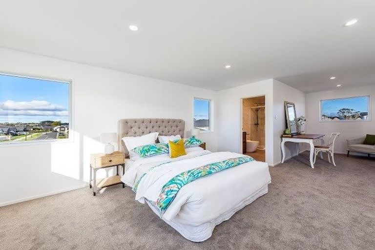 Photo of property in 12 Len Ireland Drive, Kumeu, 0810