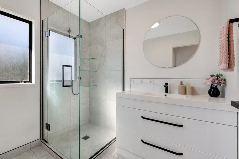 Photo of property in 2/8 Sevilla Place, Unsworth Heights, Auckland, 0632