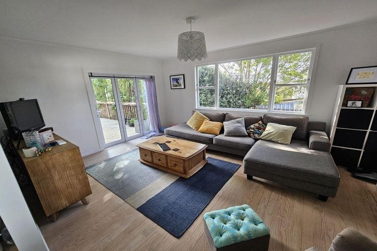 Photo of property in 5 Bayside Avenue, Te Atatu Peninsula, Auckland, 0610