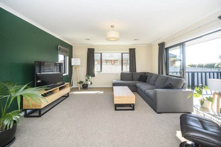 Photo of property in 12 Ron Place, Fitzherbert, Palmerston North, 4410
