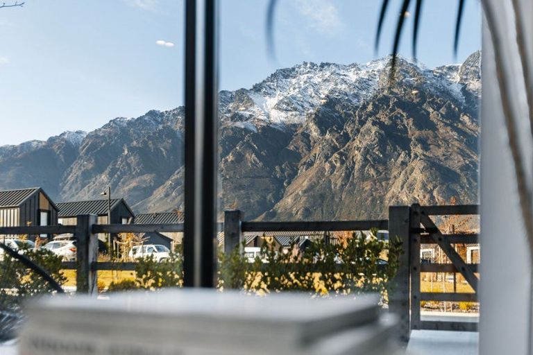 Photo of property in 8 Mcgibbon Lane, Jacks Point, 9371