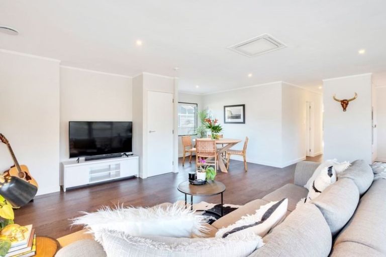 Photo of property in 1/8 Commodore Parry Road, Castor Bay, Auckland, 0620