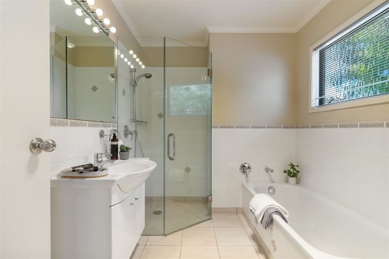 Photo of property in 35 Tindalls Bay Road, Tindalls Beach, Whangaparaoa, 0930