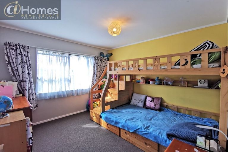 Photo of property in 4/92 Awaroa Road, Sunnyvale, Auckland, 0612