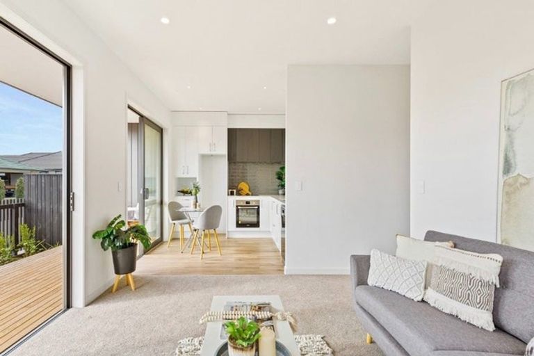 Photo of property in 2/38 Jane Maree Road, Kumeu, 0810