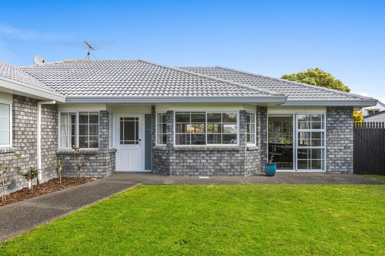 Photo of property in 33 Maygrove Drive, Orewa, 0931