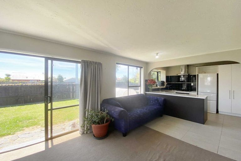 Photo of property in 2/40 Sarabande Avenue, Redwood, Christchurch, 8051
