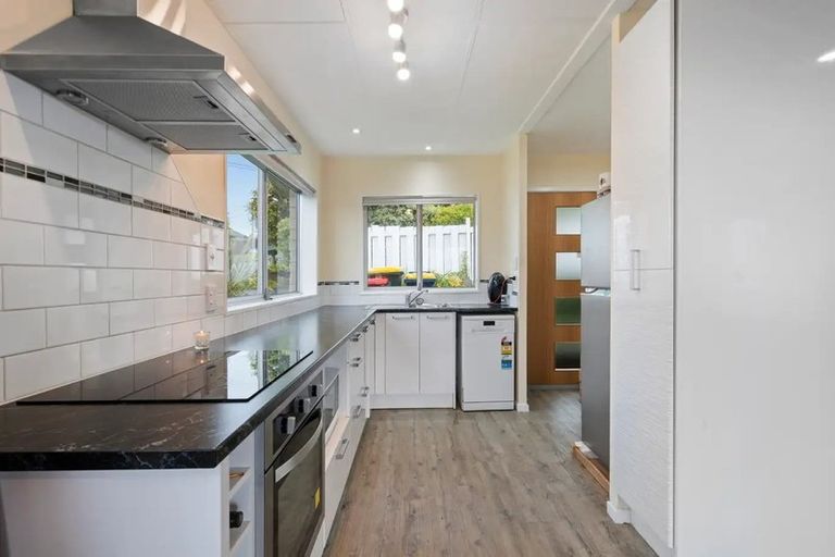Photo of property in 1/98 Birkdale Road, Birkdale, Auckland, 0626