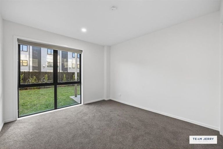 Photo of property in 2/5g Newelm Lane, Flat Bush, Auckland, 2019