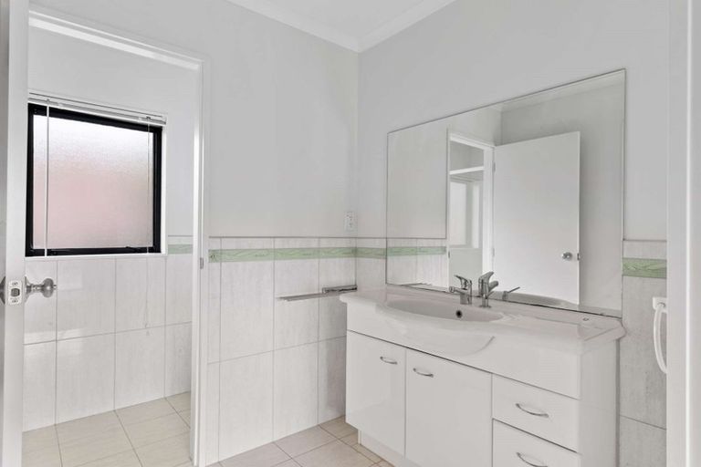 Photo of property in 10 Gleaming Place, Waiuku, 2123