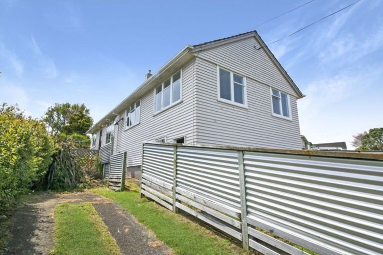 Photo of property in 90 Cook Street, Marfell, New Plymouth, 4310