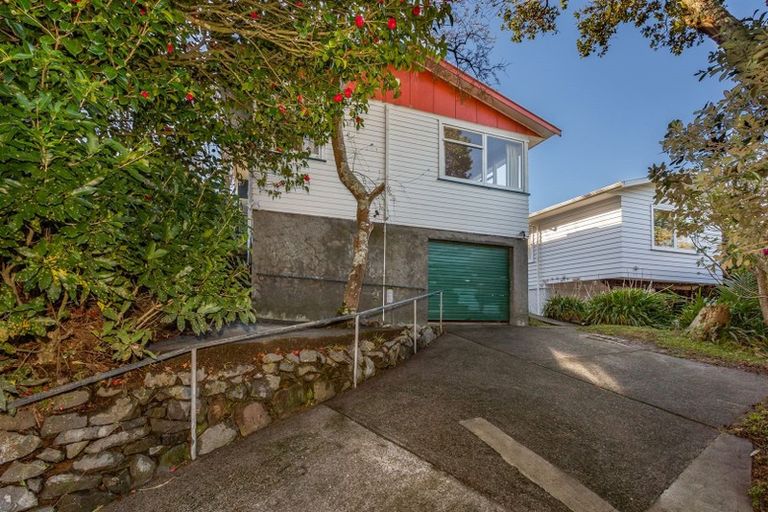 Photo of property in 32 Stewart Drive, Newlands, Wellington, 6037