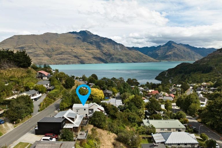 Photo of property in 8 Mackinnon Terrace, Sunshine Bay, Queenstown, 9300