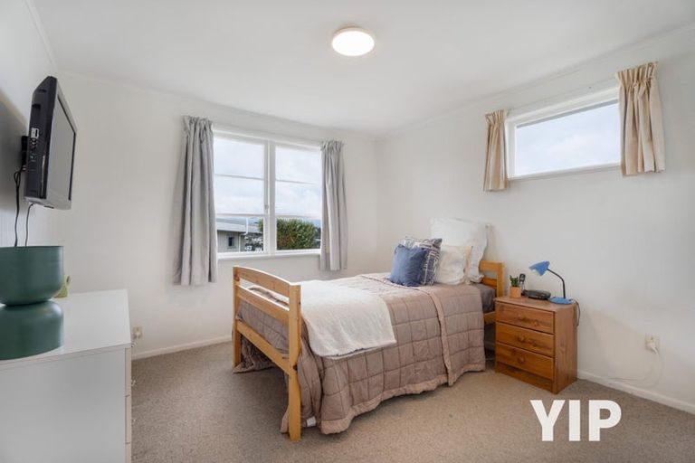 Photo of property in 62 Ruskin Road, Newlands, Wellington, 6037