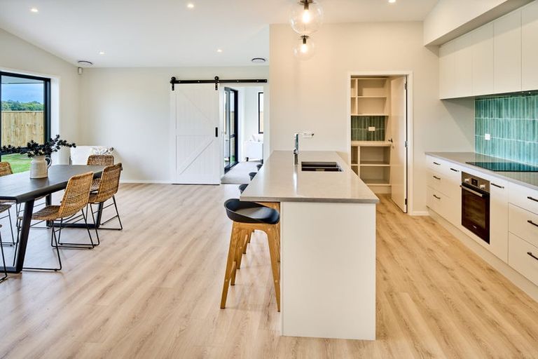 Photo of property in 6 Pihoihoi Close, Waikanae, 5036