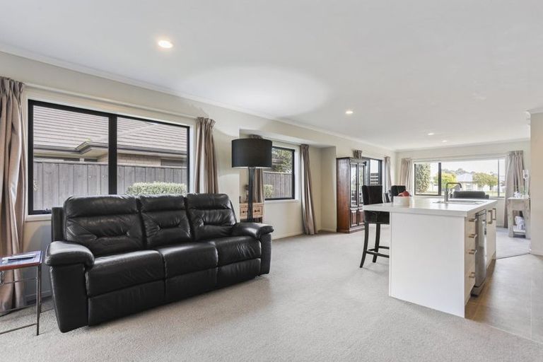 Photo of property in 66 Shillingford Boulevard, Rolleston, 7615
