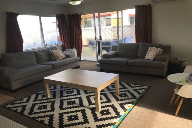 Photo of property in 2/48 Sandgate Avenue, Botany Downs, Auckland, 2010