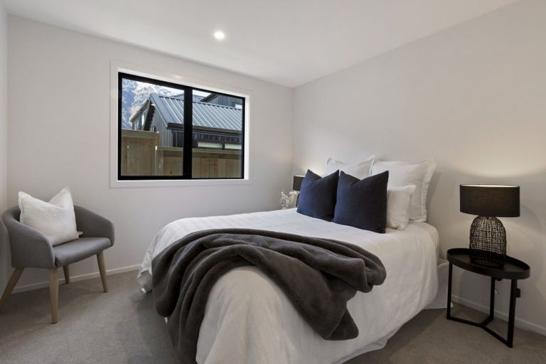 Photo of property in 32 Shelduck Road, Jacks Point, 9371