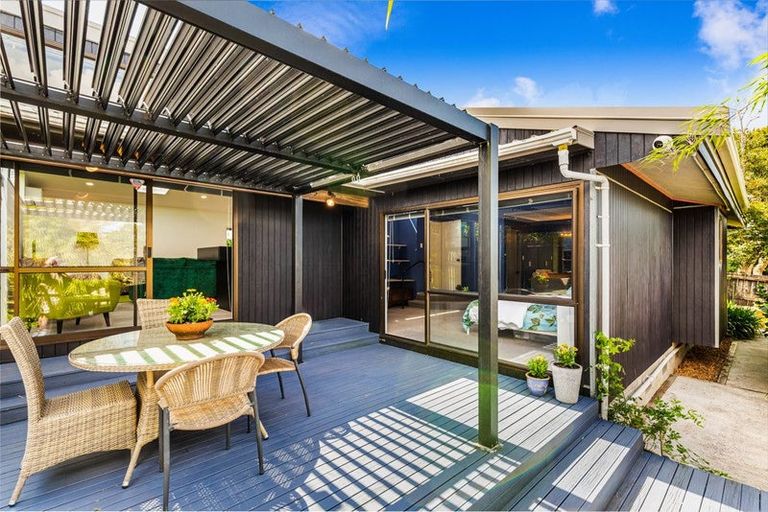 Photo of property in 2/8 Gregg Place, Sunnyvale, Auckland, 0612