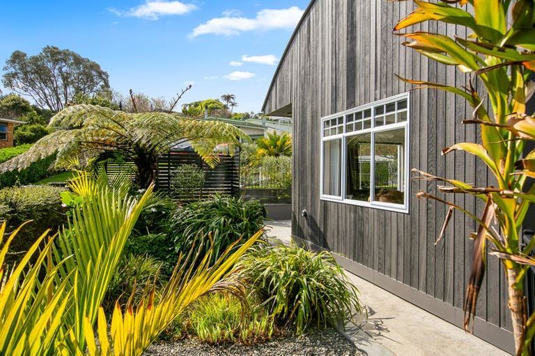 Photo of property in 8 Spencer Place, Merrilands, New Plymouth, 4312