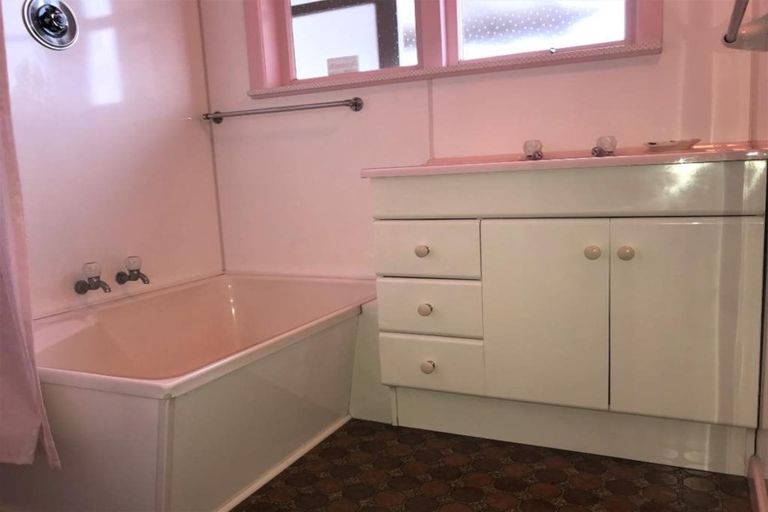 Photo of property in 37 St Leonards Road, Kelston, Auckland, 0602