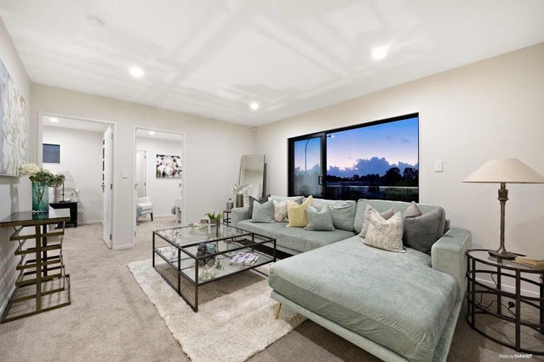 Photo of property in 152a Botany Road, Botany Downs, Auckland, 2010