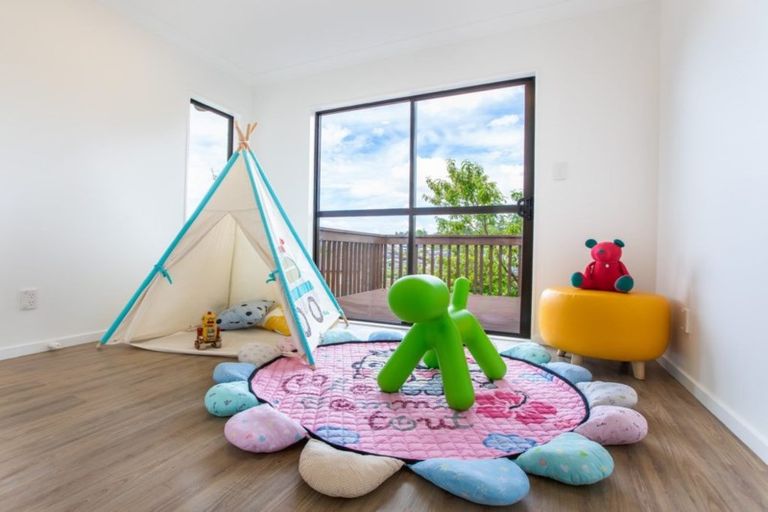 Photo of property in 64 Rising Parade, Fairview Heights, Auckland, 0632