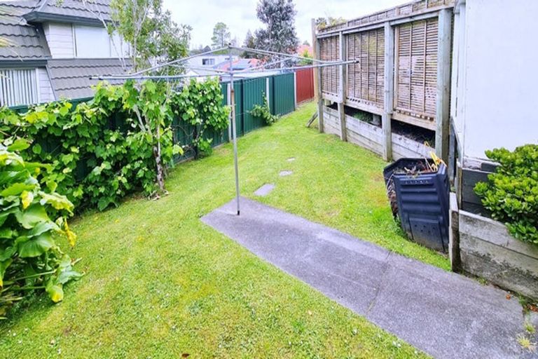 Photo of property in 9 Longbill Place, Glendene, Auckland, 0602
