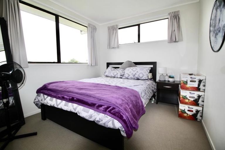 Photo of property in 1/8 Louise Place, West Harbour, Auckland, 0618