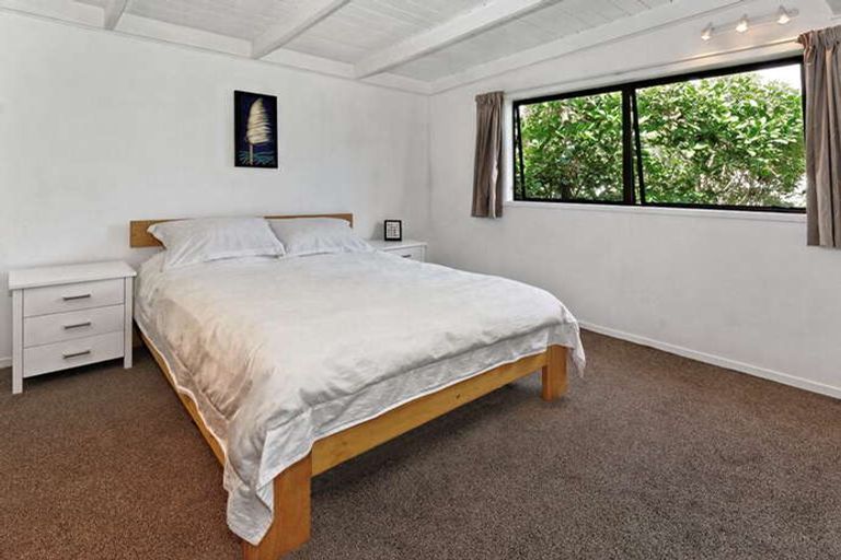 Photo of property in 136 Seaview Road, Piha, New Lynn, 0772