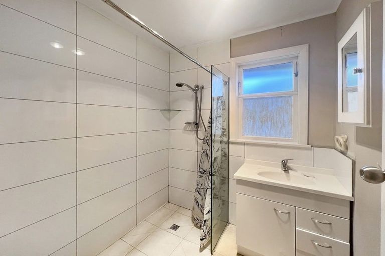 Photo of property in 2/1068 Fergusson Drive, Clouston Park, Upper Hutt, 5018