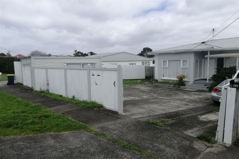 Photo of property in 3 Pleasant Road, Glen Eden, Auckland, 0602