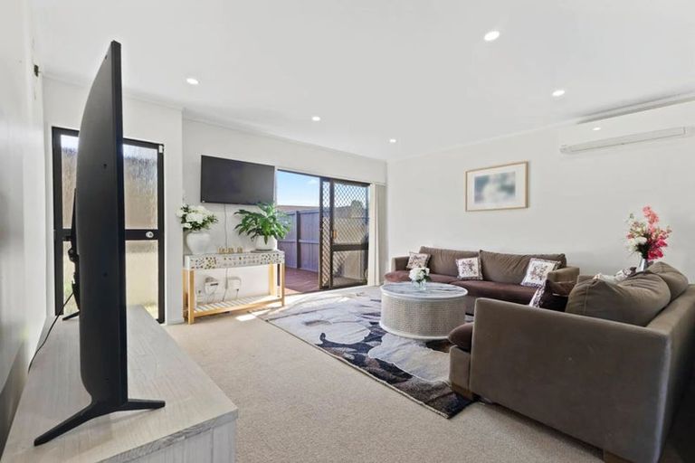 Photo of property in 2/30 Kindergarten Drive, Conifer Grove, Takanini, 2112