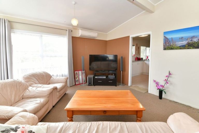 Photo of property in 6 William Hadlow Place, Hatfields Beach, Orewa, 0931
