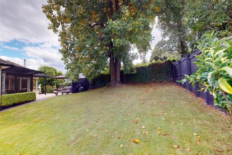 Photo of property in 1 Pah Road, Kawaha Point, Rotorua, 3010