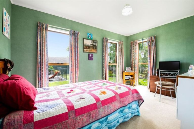 Photo of property in 2 Cezanne Place, New Lynn, Auckland, 0600