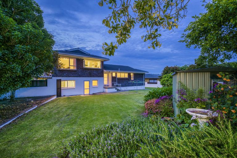 Photo of property in 14 Claresholm Place, Mangere Bridge, Auckland, 2022