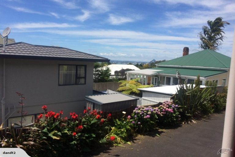 Photo of property in 10/219 Onewa Road, Birkenhead, Auckland, 0626