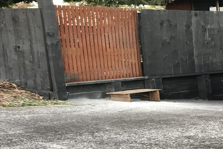 Photo of property in 1/2 Kemp Road, Massey, Auckland, 0614