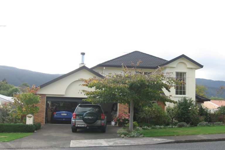 Photo of property in 2/5 Marlborough Street, Silverstream, Upper Hutt, 5019