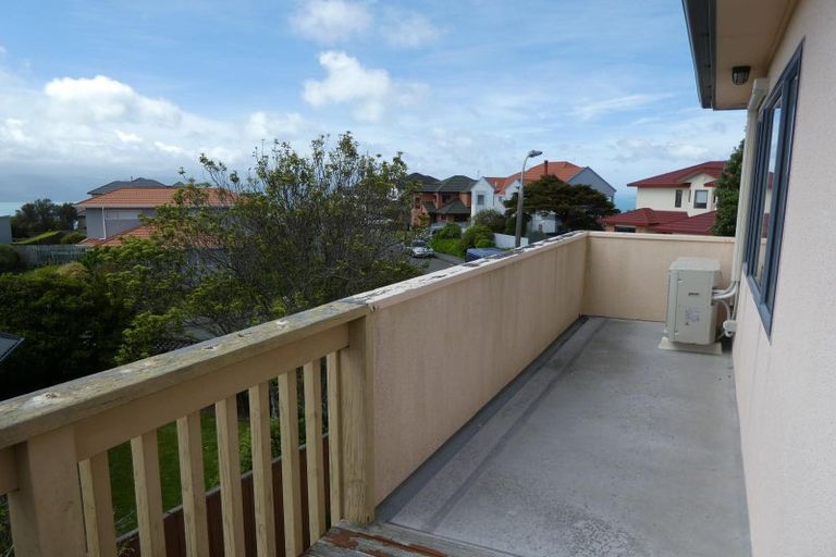 Photo of property in 9 Tamworth Crescent, Newlands, Wellington, 6037