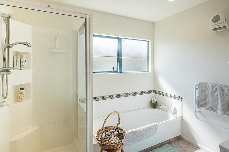 Photo of property in 8 Leigh Place, Paraparaumu Beach, Paraparaumu, 5032