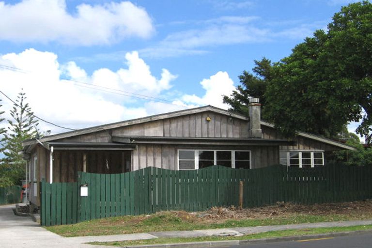 Photo of property in 1 Luckens Road, West Harbour, Auckland, 0618