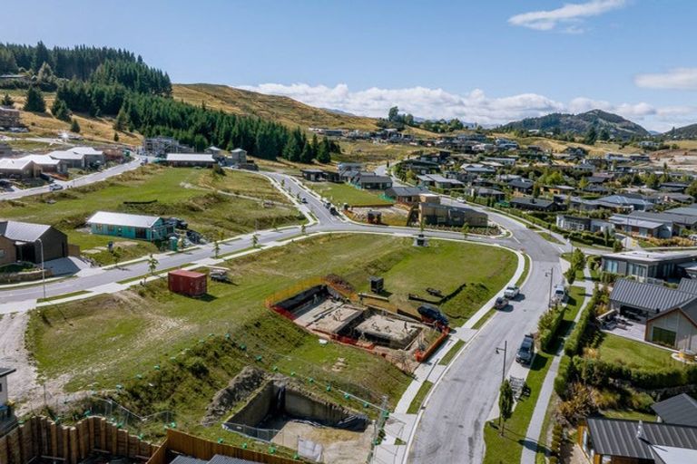 Photo of property in 84 Kirimoko Crescent, Wanaka, 9305