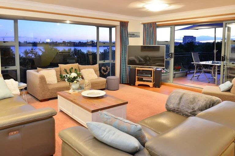 Photo of property in 1/26 Fenwick Avenue, Milford, Auckland, 0620