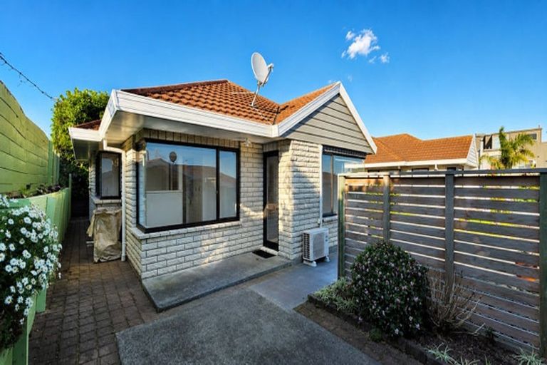 Photo of property in 4/476 Devon Street East, Strandon, New Plymouth, 4312